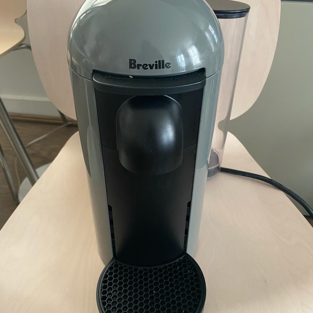 Nespresso VertuoPlus Bundle by Breville (with frother and de-scaler) - Picture 2 of 8